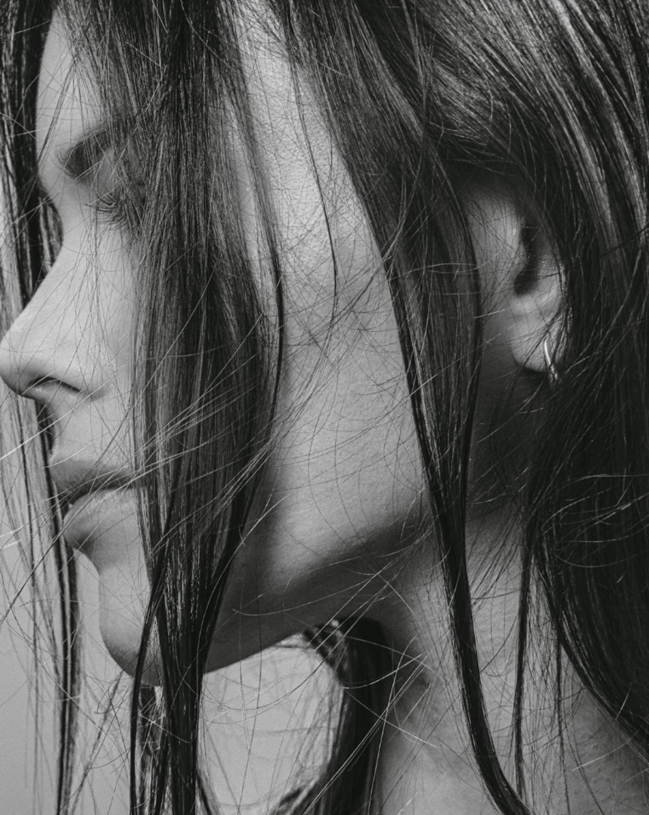 Cheveux gras : causes internes ou externes ?