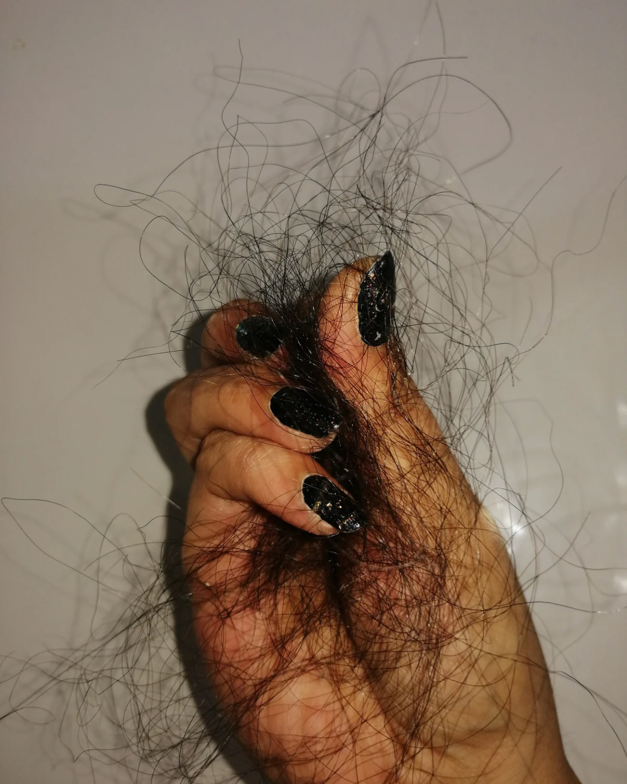 Pourquoi les femmes aussi perdent leurs cheveux ?